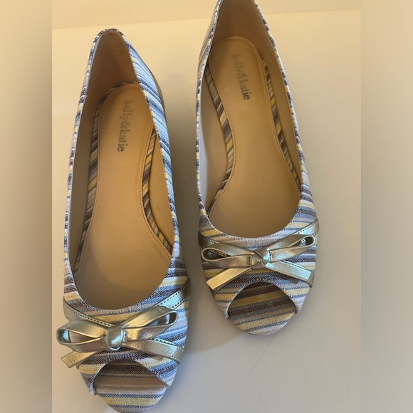 COPY - KELLY & KATIE WOMEN’S WEDGE SHOE. STRIPED FABRIC.  SIZE 9-1/2 - Picture 1 of 6